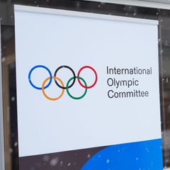 Ein Hinweisschild mit der Aufschrift "International Olympic Commitee" (IOC)