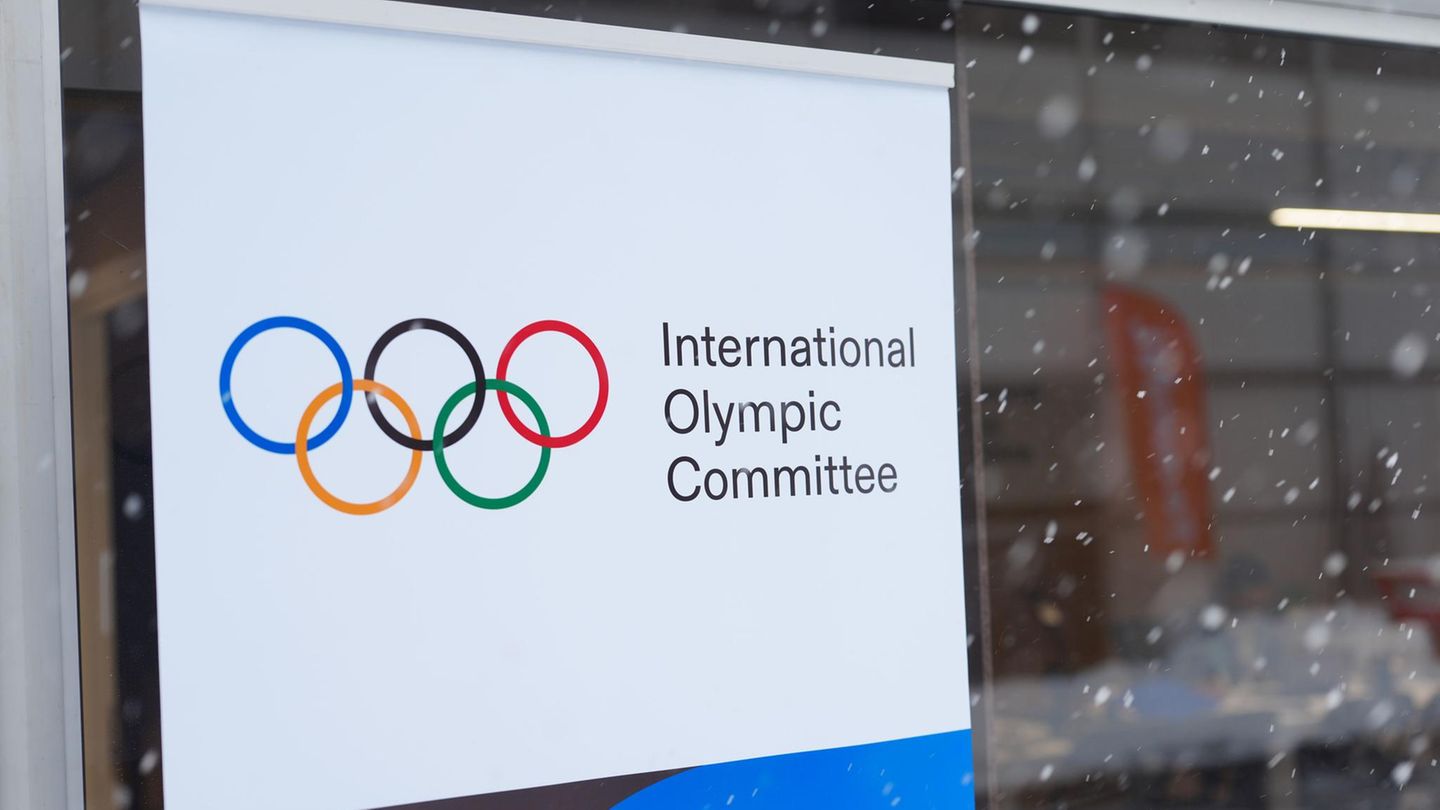 Ein Hinweisschild mit der Aufschrift "International Olympic Commitee" (IOC)