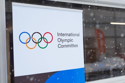 Ein Hinweisschild mit der Aufschrift "International Olympic Commitee" (IOC)