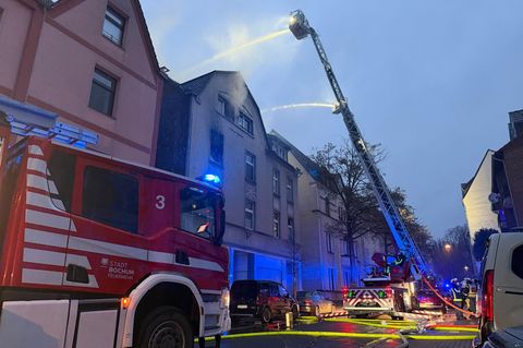 Das Feuer brach im zweiten Stock aus. Foto: Justin Brosch/dpa