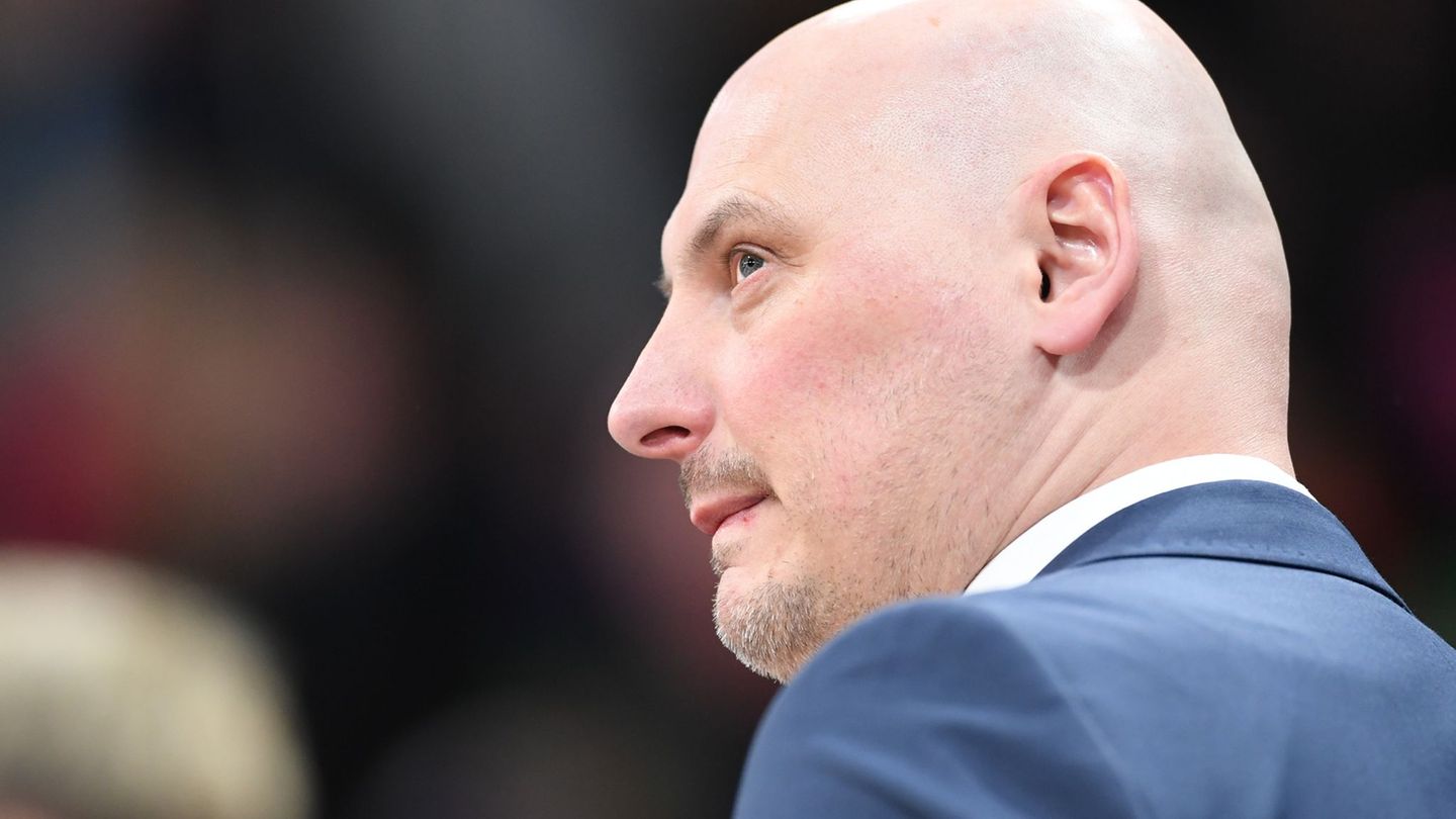 Rostocks Trainer Przemyslaw Frasunkiewicz sieht eine Niederlage seiner Mannschaft. (Archivbild) Foto: Michael Schwartz/dpa