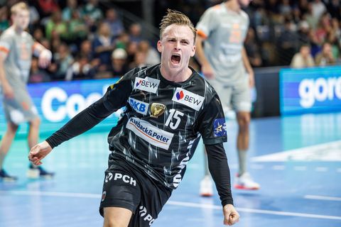 Spielmacher Tobias Gröndahl war bester Füchse-Schütze in Wetzlar. (Archivbild) Foto: Andreas Gora/dpa