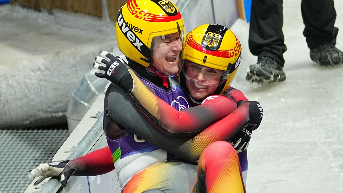 Freuen sich über Platz zwei: Dajana Eitberger und Magdalena Matschina Foto: Michael Kappeler/dpa