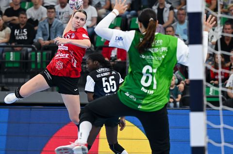Anna Szabo (l) und die Bundesliga-Handballerinnen des Thüringer HC verloren nach Pausenführung noch deutlich in Oldenburg. (Arch