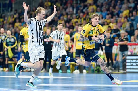 Edwind Aspenbäck (r) von den Rhein-Neckar Löwen zieht gegen den Kieler Eric Johansson davon. Foto: Uwe Anspach/dpa