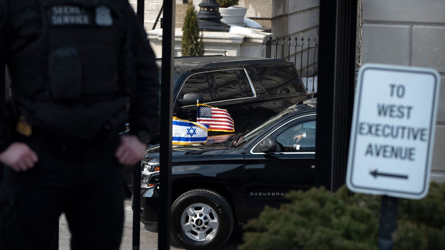 Zu Besuch bei Trump: Israels Regierungschefs. Foto: Mark Schiefelbein/AP/dpa
