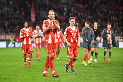 Harry Kane vom FC Bayern München applaudiert den Fans nach dem DFB-Pokal-Viertelfinalspiel