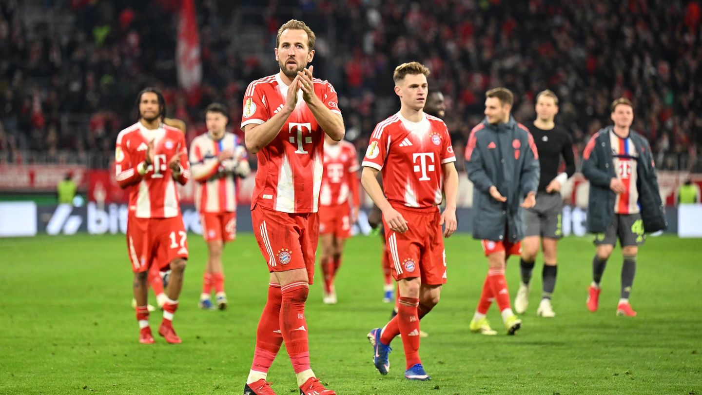 Harry Kane vom FC Bayern München applaudiert den Fans nach dem DFB-Pokal-Viertelfinalspiel