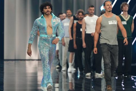 Norvi (l.) und Danny auf dem Laufsteg des Männer-Castings in Köln.