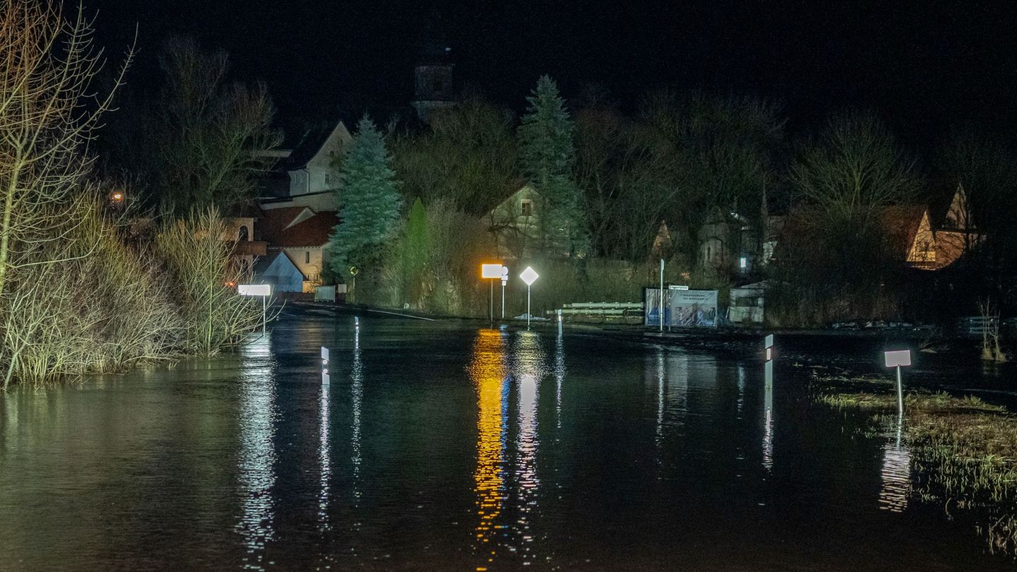 Erste Straßen sind überflutet. Foto: Ferdinand Merzbach/NEWS5/dpa