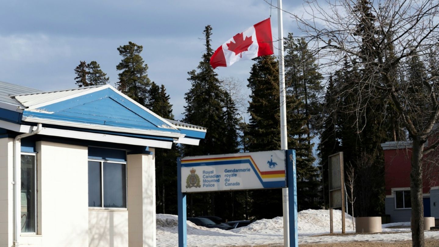 Kanadische Flagge auf Halbmast in Tumbler Ridge