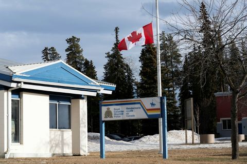Kanadische Flagge auf Halbmast in Tumbler Ridge
