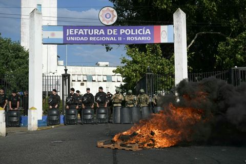 Polizeibeamte verbrennen aus Protest Autoreifen in Rosario