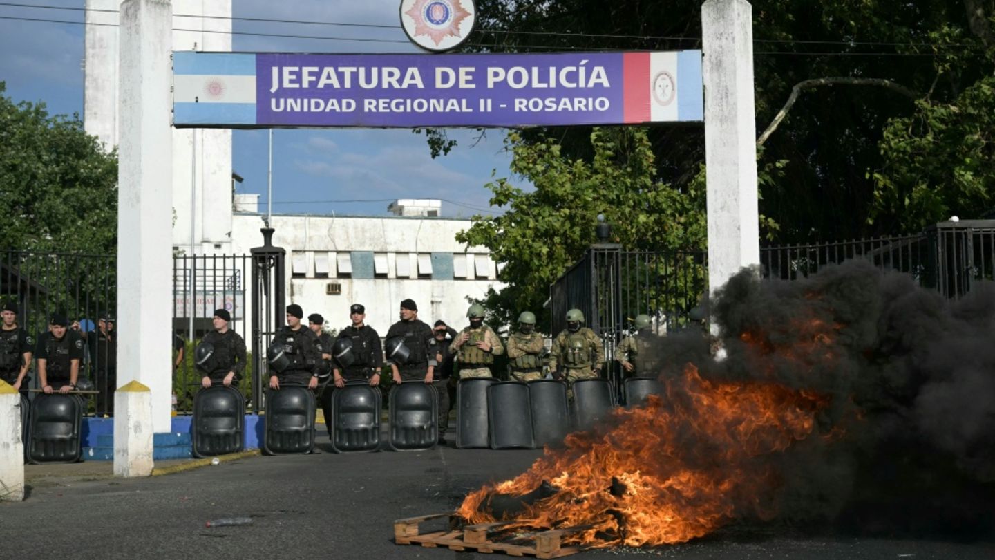 Polizeibeamte verbrennen aus Protest Autoreifen in Rosario