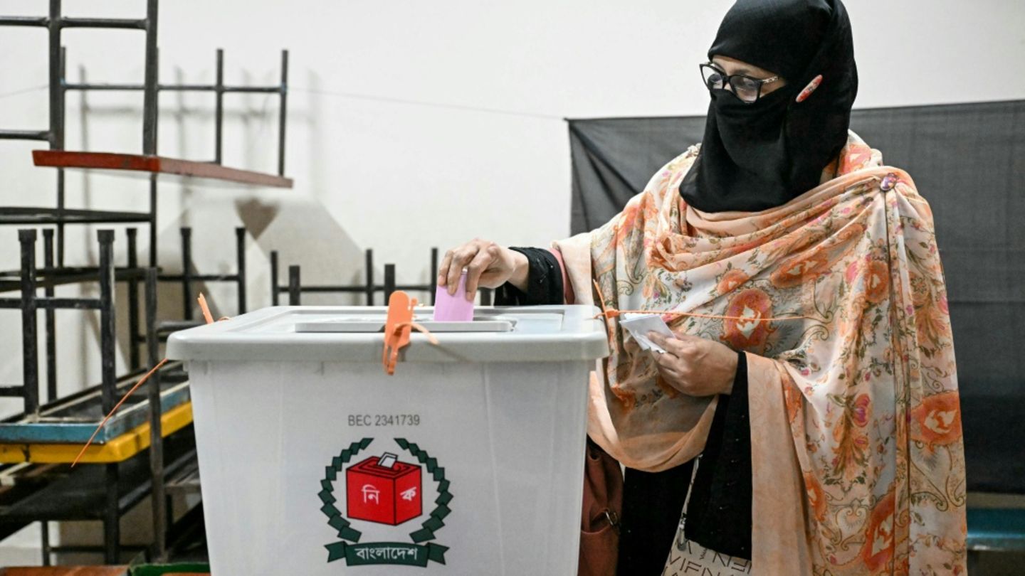 Wählerin bei ihrer Stimmabgabe in Dhaka