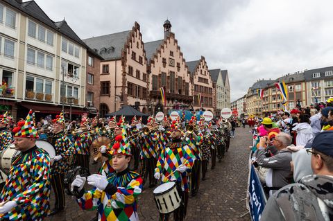 In den kommenden Tagen sind auch in Hessen die Narren wieder unterwegs. (Archivbild) Foto: Lando Hass/dpa