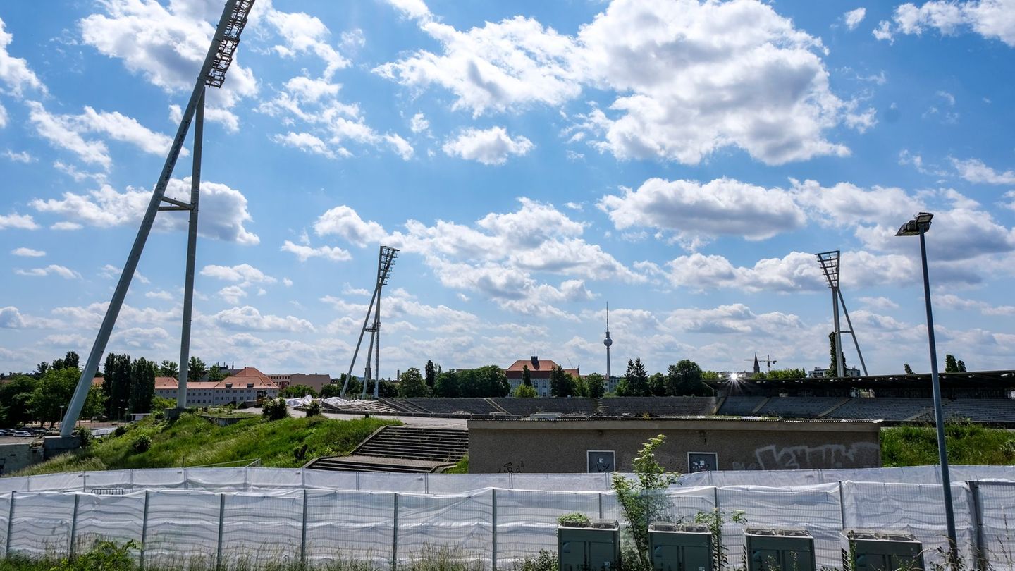 Die zwei östlichen Flutlichtmasten werden am Donnerstag gesprengt. (Archivbild) Foto: Jens Kalaene/dpa