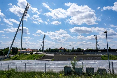 Die zwei östlichen Flutlichtmasten werden am Donnerstag gesprengt. (Archivbild) Foto: Jens Kalaene/dpa