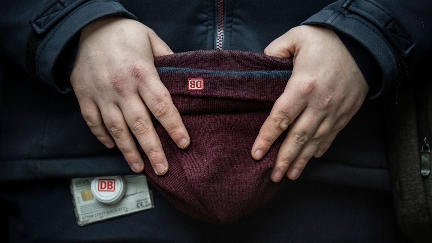 Der tödliche Angriff auf den Zugbegleiter in Rheinland-Pfalz hat auch unter Kolleginnen und Kollegen Erschütterung ausgelöst. (A