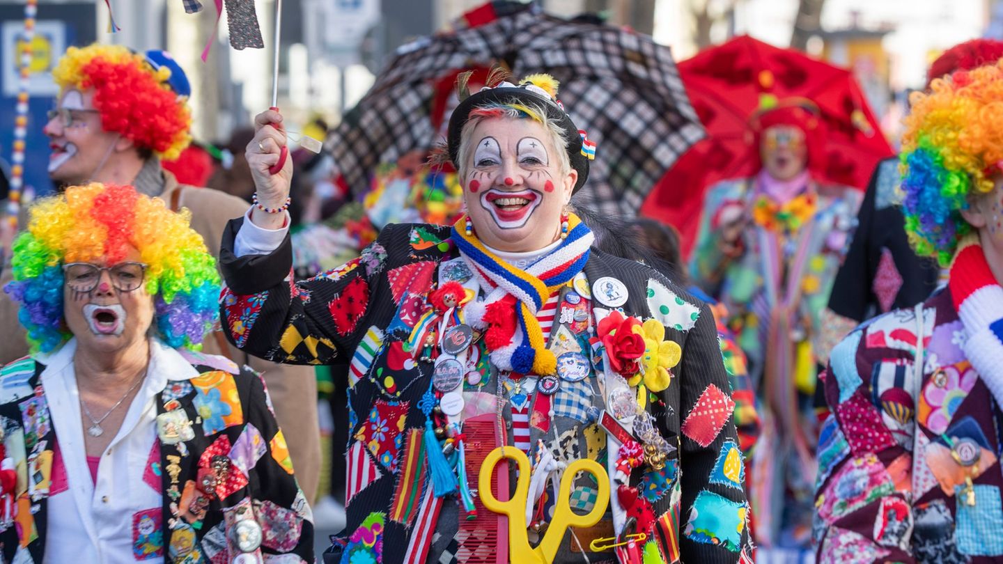 Knapp eine Woche bestimmen die Karnevalisten das bunte Treiben auf den Straßen. (Archivbild) Foto: Helmut Fricke/dpa