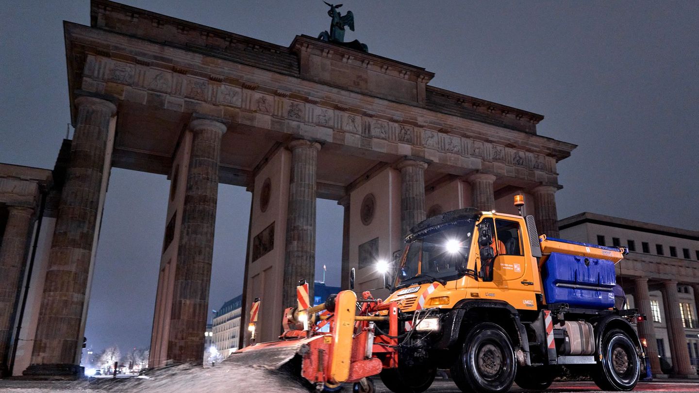 Winterdienste in Berlin hatten bei Schnee und Eisregen zuletzt sehr viel zu tun. (Archivbild) Foto: Michael Ukas/dpa