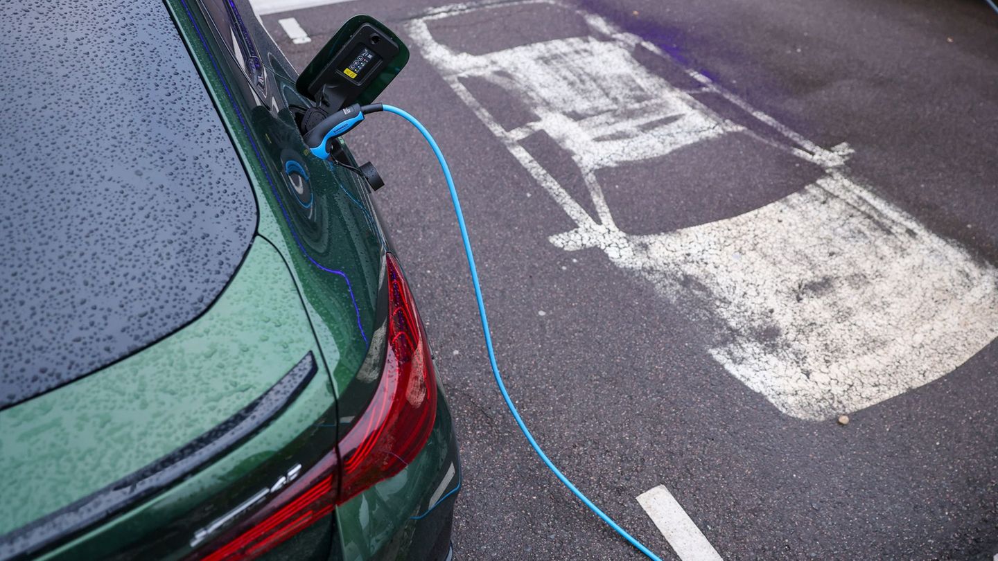 Umfrage: Einige Deutsche haben von neuer E-Auto-Prämie bisher nicht gehört. (Symbolbild) Foto: Jan Woitas/dpa