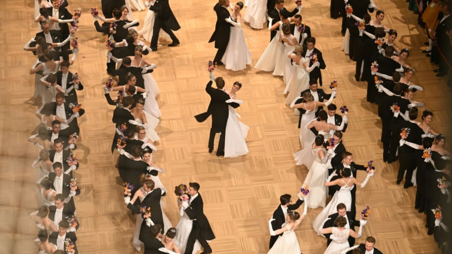 Tanzpaare beim Wiener Opernball
