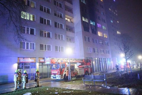 Die Feuerwehr war mit 170 Kräften im Einsatz. Foto: Annette Riedl/dpa