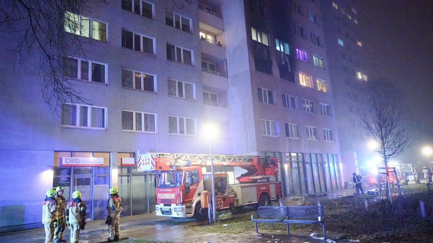 Die Feuerwehr war mit 170 Kräften im Einsatz. Foto: Annette Riedl/dpa