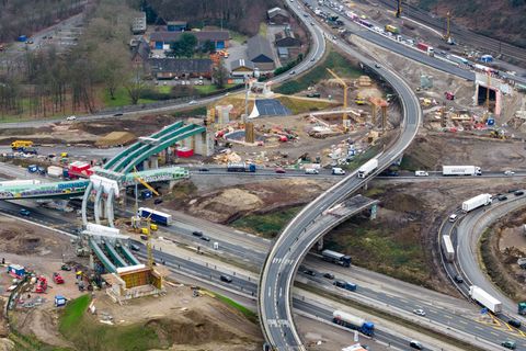 Das Autobahnkreuz Kaiserberg in Duisburg: Am Donnerstag wird ein Teil für den Abriss einer Rampe gesperrt. (Archivbild) Foto: Ch