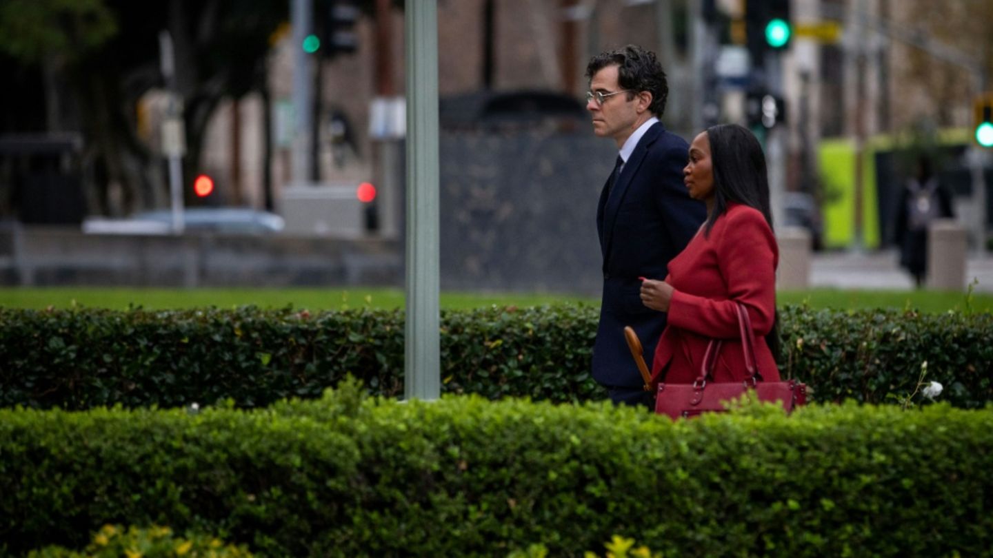 Instagram-Chef Adam Mosseri (l.) vor dem Gerichtsgebäude