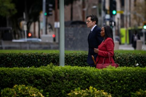 Instagram-Chef Adam Mosseri (l.) vor dem Gerichtsgebäude