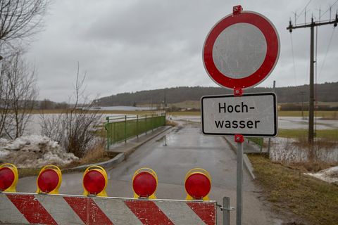Viel Regen und milde Temperaturen lassen den Schnee schmelzen - und Flüsse und Bäche steigen. Foto: Tizian Gerbing/dpa
