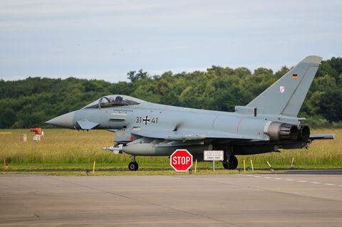 Am Luftwaffenstützpunkt Laage läuft die Eurofighter-Ausbildung. (Archivbild) Foto: Christoph Reichwein/dpa