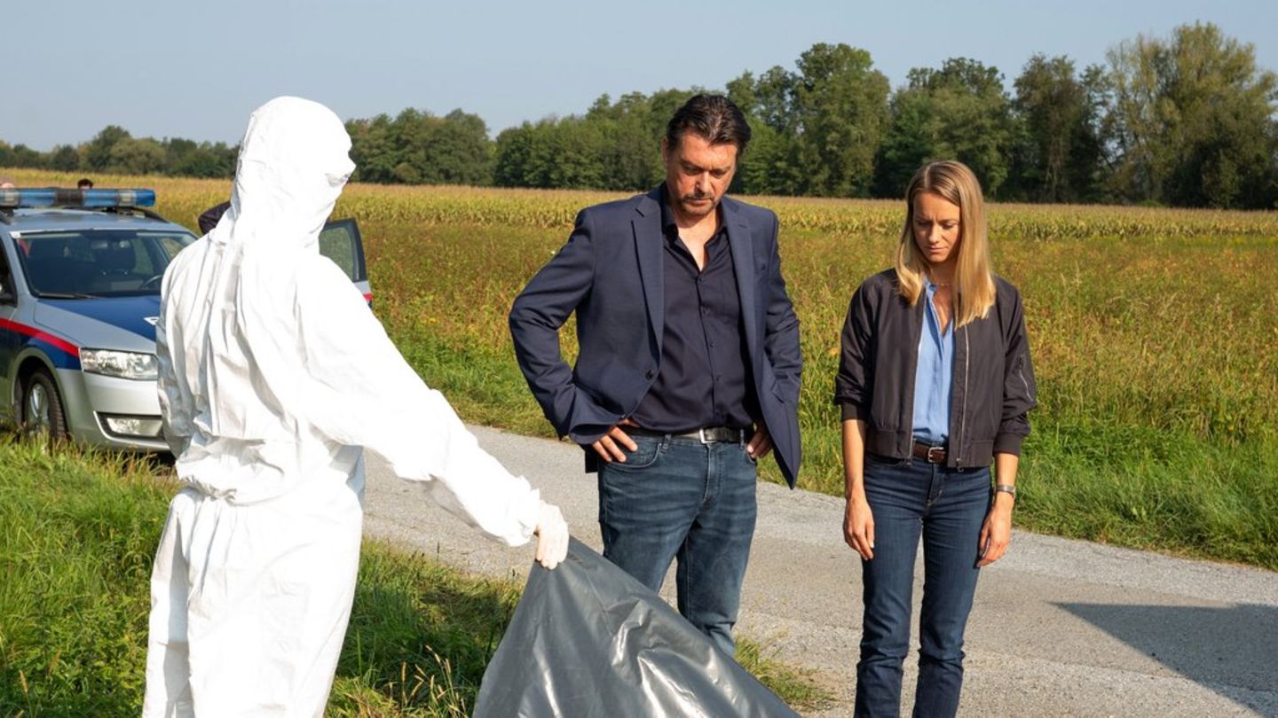 "Landkrimi: Steirerwahn": Sascha Bergmann (Hary Prinz, M.) und seine Kollegin Anni Sulmtaler (Anna Unterberger, r.) am Tatort.