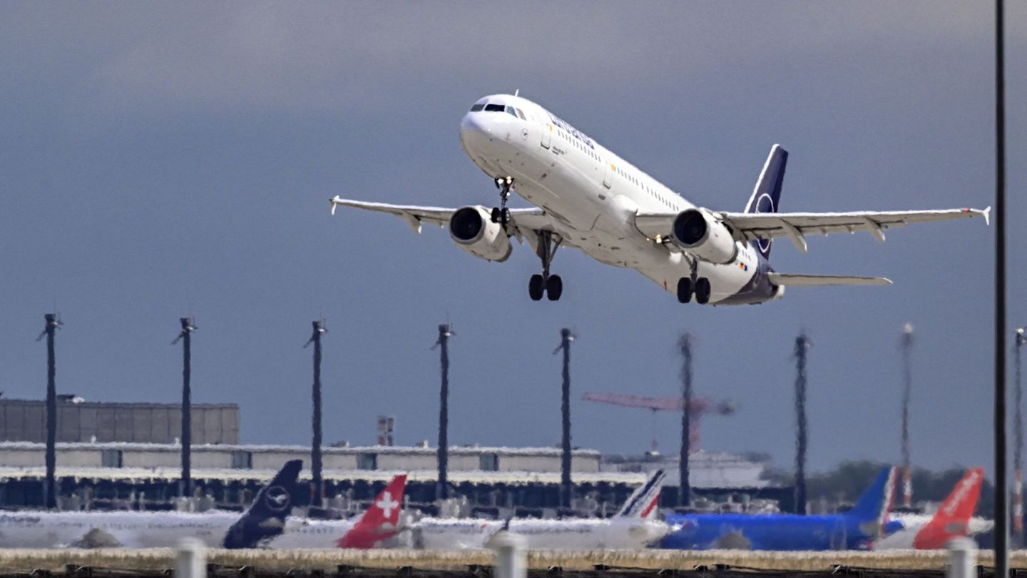 Am Hauptstadtflughafen BER sind infolge eines Warnstreiks mehrere Lufthansa-Flüge nach Frankfurt und München gestrichen worden.