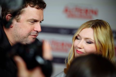 Schauspieler Sebastian Bezzel kommt mit seiner Frau und Schauspielerin Johanna Christine Gehlen auf den roten Teppich zur Premie