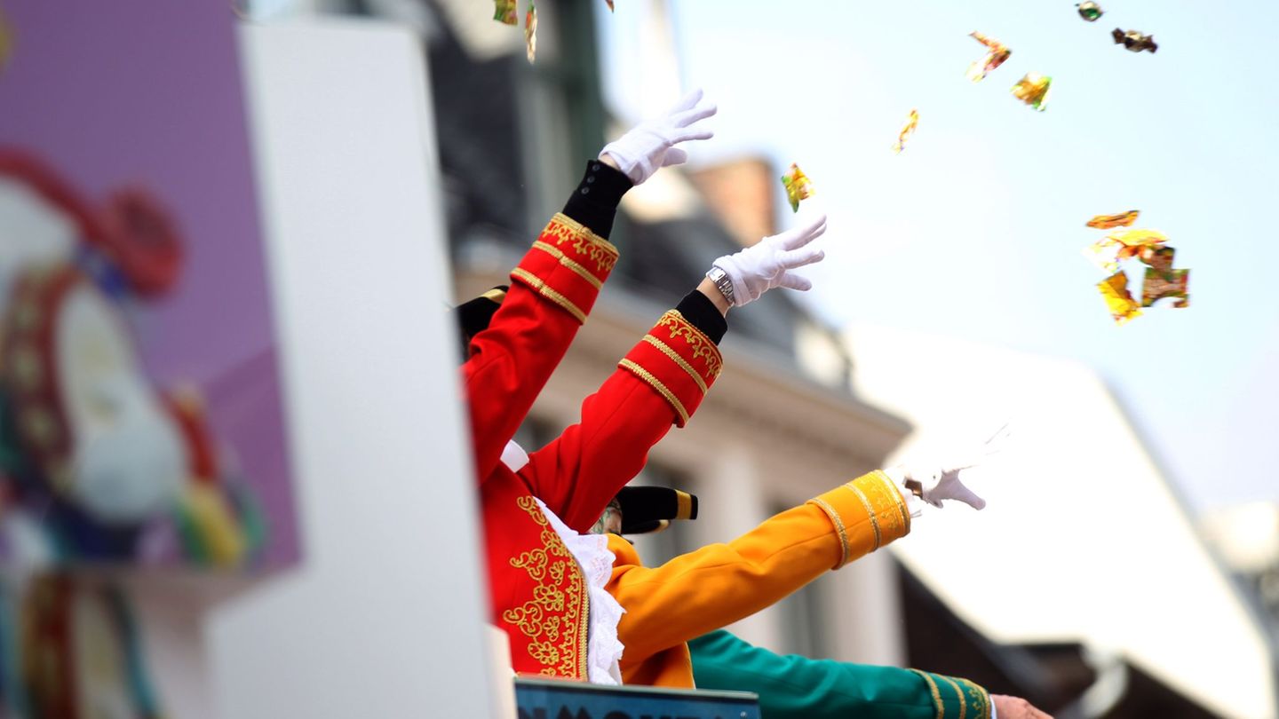 An Karneval muss man sich in Köln eigenverantwortlich vor Wurfgeschossen in Acht nehmen, wie das Amtsgericht verfügt hat (Archiv