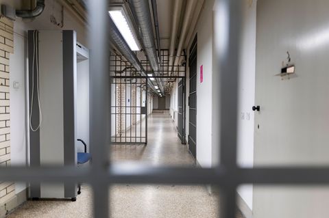 Der 27 Jahre alte Brandstifter hatte ein Feuerzeug in seiner Zelle. (Symbolbild) Foto: Michael Matthey/dpa