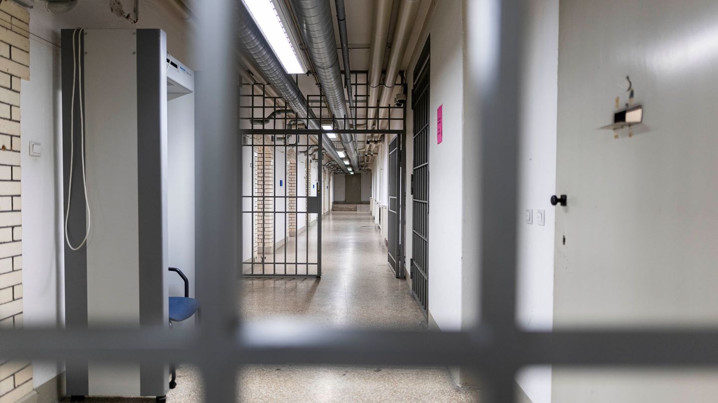 Der 27 Jahre alte Brandstifter hatte ein Feuerzeug in seiner Zelle. (Symbolbild) Foto: Michael Matthey/dpa