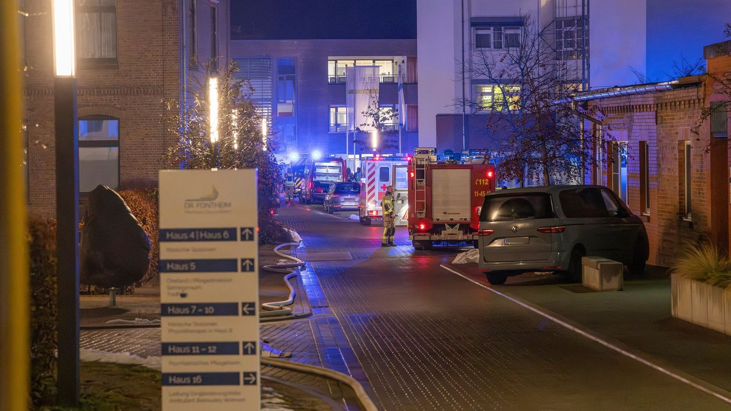 Feuer auf dem Dach: Mehrere Patienten mussten eine Klinik verlassen. Foto: Stefan Sobotta/dpa