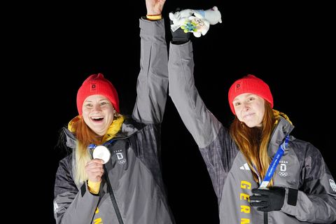Dajana Eitberger (l) und Magdalena Matschina bejubeln Silber im Rodel-Doppelsitzer. Foto: Michael Kappeler/dpa