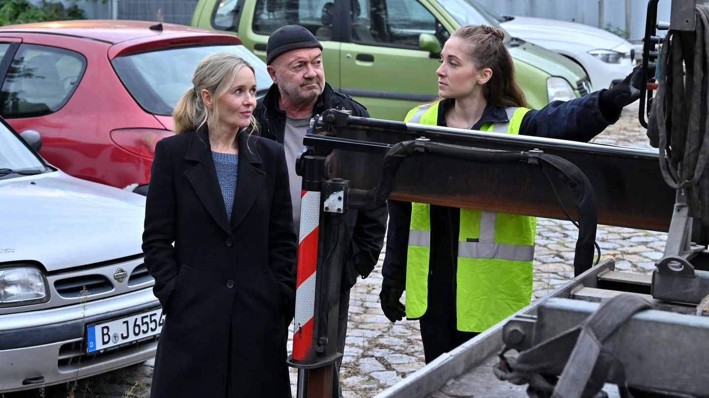 Hartes Geschäft in einer Männerdomäne: Jana Hellwig (Rosa Falkenhagen, rechts) klärt Otto Garber (Florian Martens) und Linett Wachow (Stefanie Stappenbeck) über das Abschleppmilieu auf.