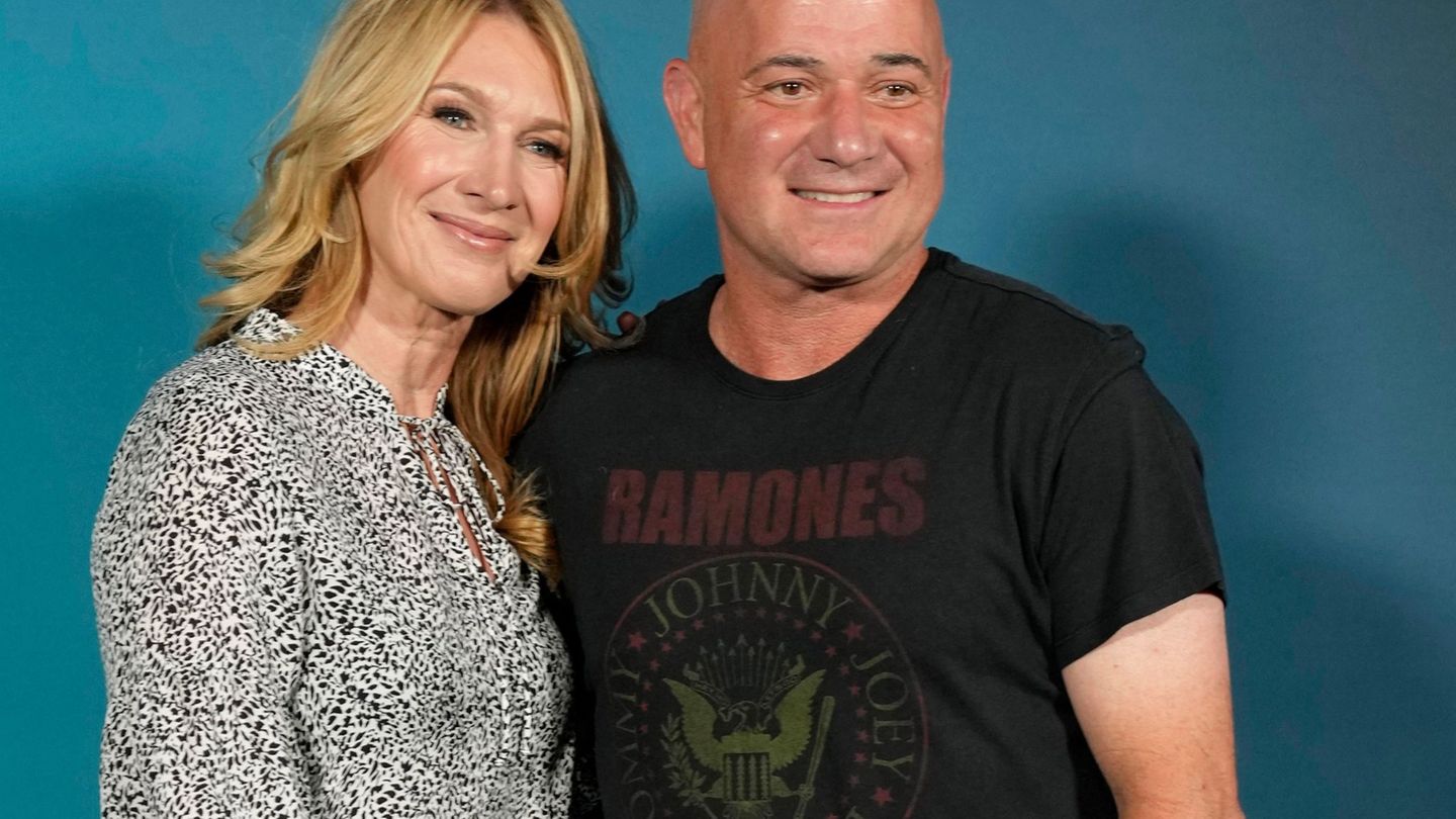 Die ehemalige Ausnahmetennisspielerin Steffi Graf - hier mit Ehemann Andre Agassi - wirbt nun für die Sportmarke des Discounters