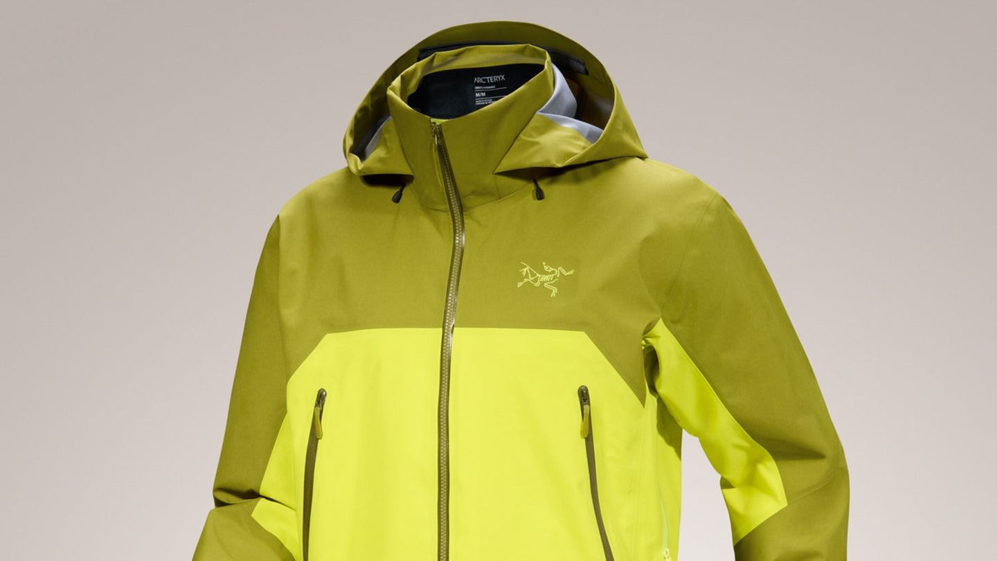 Arc'teryx Beta AR Jacket, ca. 650 Euro  In Kanada kennt man harte Winter und heftige Herbststürme besser als hierzulande. Arc'teryx gilt als Spezialist für technisch anspruchsvolle und hochfunktionale Outdoorbekleidung. Seit Jahren liefert die vom Urvogel Archaeopteryx inspirierte Marke Jacken, Hosen, Schuhe und Mützen für Outdoorfans, die bei jedem Wetter draußen unterwegs sein wollen. Die Beta AR ist eine wasser- und winddichte und atmungsaktive Hardshelljacke mit helm­tauglicher Kapuze. Eindrucksvolle 460 Gramm wiegt die sportlich geschnittene Gore-Tex-Jacke und drängt sich damit für anstrengende hochalpine Touren ebenso auf, wie für Winterwanderungen mit der Familie.