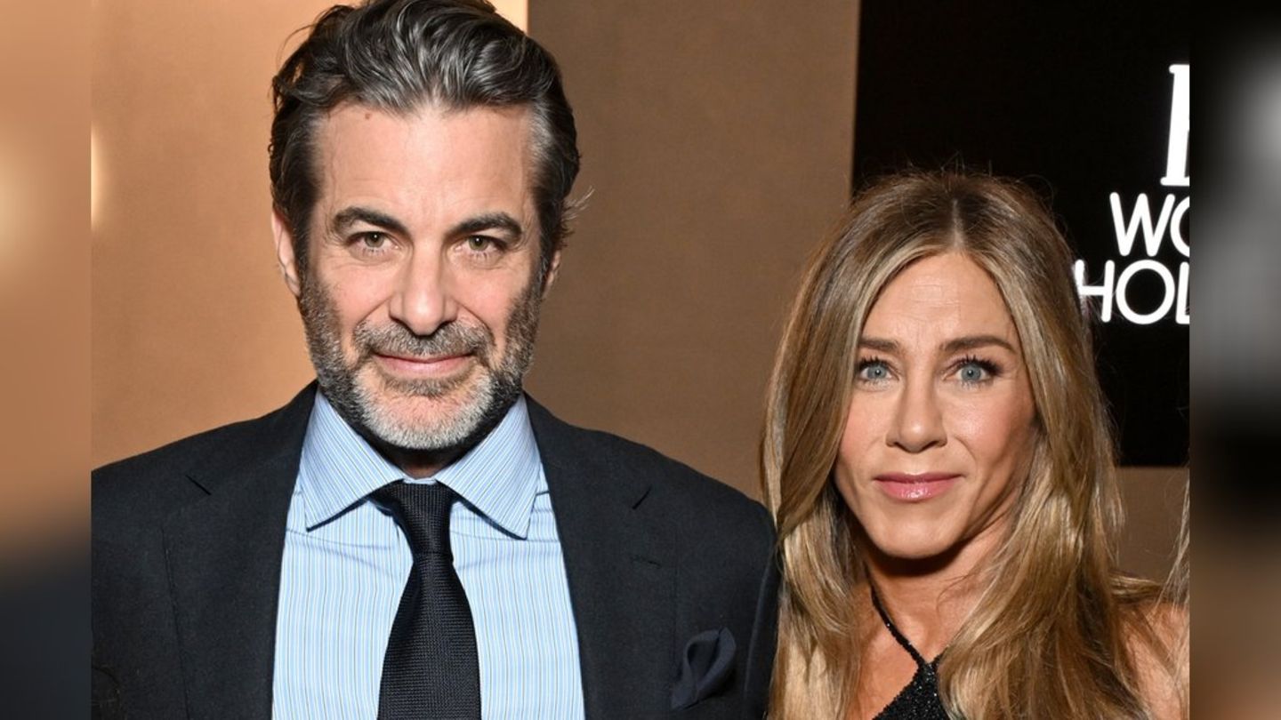 Jim Curtis und Jennifer Aniston machten ihre Liebe im Herbst 2025 öffentlich.
