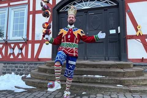 Für die Rekordsumme von 11.110 Euro hat der 33-jährige Julian Herrmann die Rolle des Bajazz ersteigert und wird den traditionsre