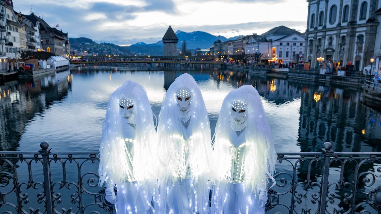 Fantasiegestalten haben in Luzern das Zepter übernommen. Foto: Urs Flueeler/KEYSTONE/dpa