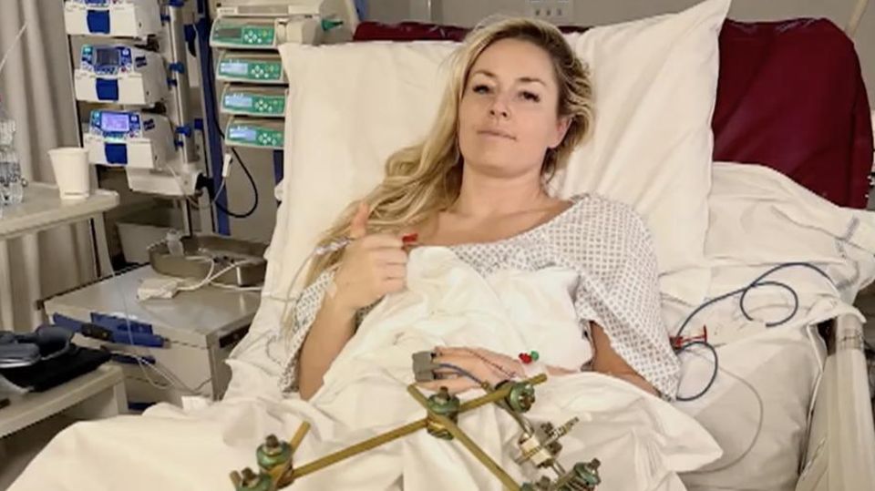 Lindsey Vonn liegt im Krankenbett.