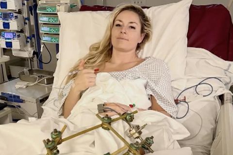 Lindsey Vonn liegt im Krankenbett.